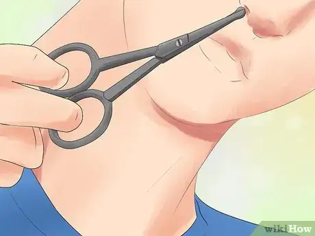 Imagen titulada Trim Your Nose Hairs in a Safe Way Step 7