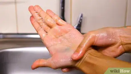 Imagen titulada Clean Food Coloring off Skin Step 1