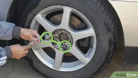 Imagen titulada Loosen Lug Nuts Step 4