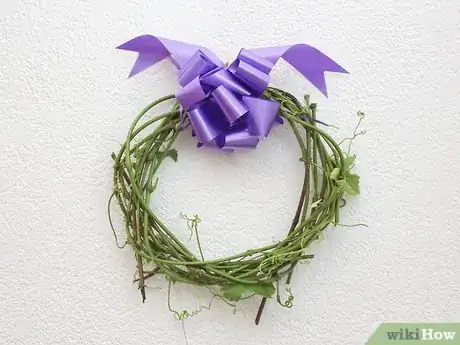 Imagen titulada Make a Grapevine Wreath Step 10