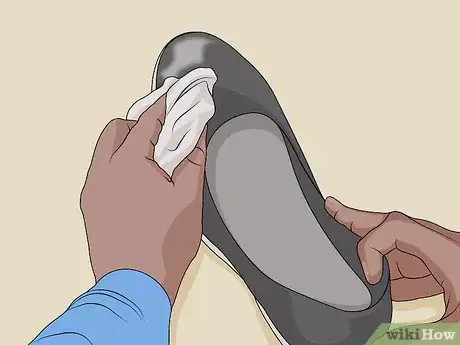 Imagen titulada Remove Salt Stains from Shoes Step 6