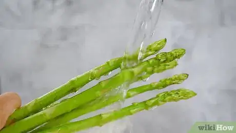 Imagen titulada Cut Asparagus Step 1