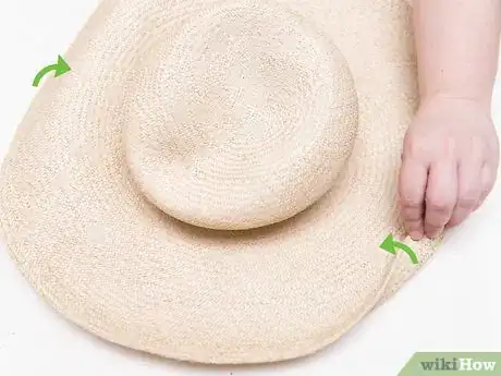 Imagen titulada Fix a Squashed Straw Hat Step 3