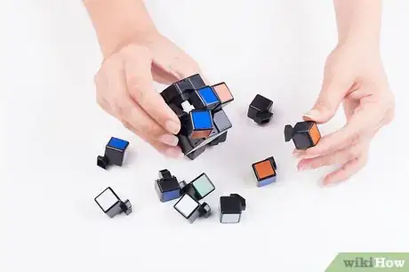 Imagen titulada Take Apart the Rubix Cube (3X3) Step 5