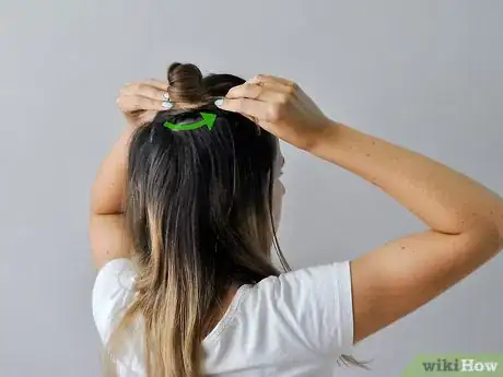 Imagen titulada Do a Half Up Top Knot Step 4