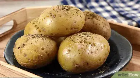 Imagen titulada Boil Potatoes in the Microwave Step 12