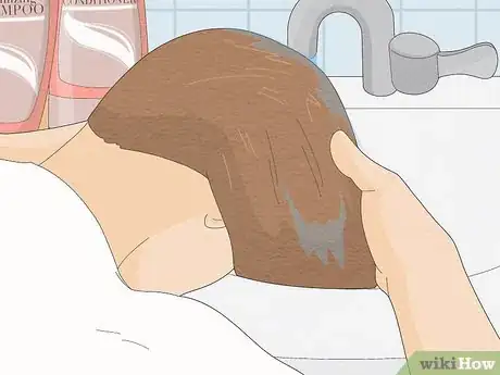 Imagen titulada Wash Hair in a Sink Step 6