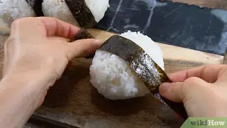 Imagen titulada Make Onigiri Step 17