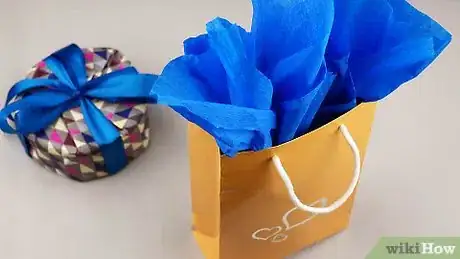 Imagen titulada Wrap Cylindrical Gifts Step 18