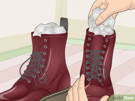 Imagen titulada Break in Your Brand New Dr Martens Boots Step 5