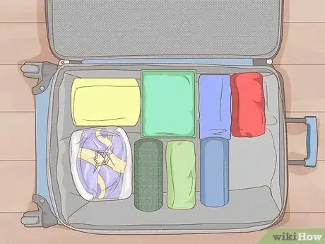 Imagen titulada Pack a Suitcase for a Week Step 9