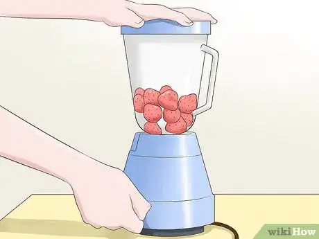 Imagen titulada Get Strawberry Seeds Step 1