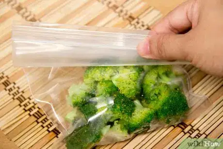 Imagen titulada Keep Broccoli Fresh Step 11