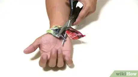 Imagen titulada Make a Bandana Bracelet Step 16