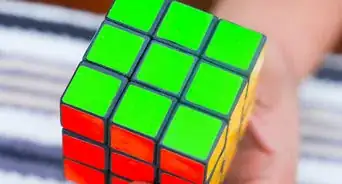 jugar con el cubo de Rubik