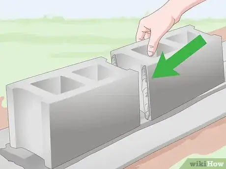 Imagen titulada Build a Cinder Block Wall Step 15