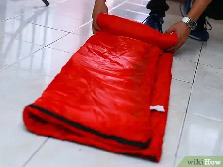 Imagen titulada Roll a Sleeping Bag Step 5