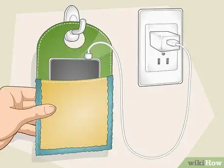 Imagen titulada Hang Your Phone While Charging It Step 19