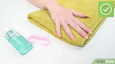 Imagen titulada Clean Acrylic Nails Step 1