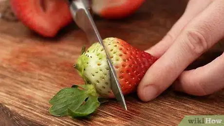 Imagen titulada Decorate a Cake with Strawberries Step 12