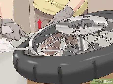 Imagen titulada Change a Motorcycle Tire Step 8