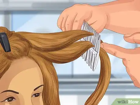 Imagen titulada Apply Highlight and Lowlight Foils to Hair Step 11