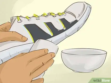Imagen titulada Clean White Shoes Step 2