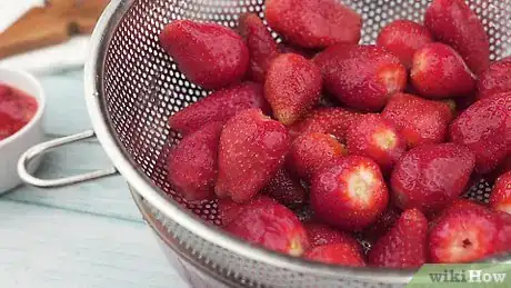 Imagen titulada Make Strawberry Water Step 1