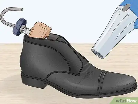 Imagen titulada Get Wrinkles Out of Shoes Step 11