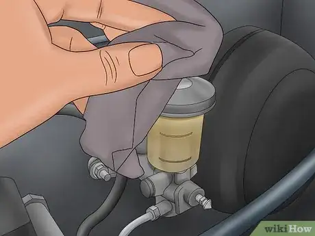 Imagen titulada Add Brake Fluid to the Clutch Master Cylinder Step 10