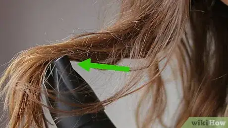 Imagen titulada Make Straight Hair Wavy Step 29