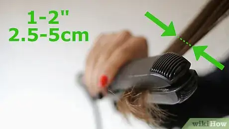 Imagen titulada Make Beach Waves in Your Hair With a Flat Iron Step 4