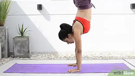 Imagen titulada Hold a Handstand Step 9