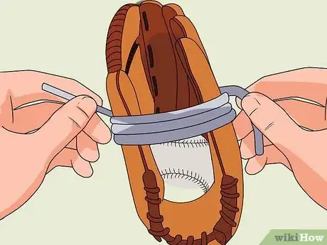 Imagen titulada Break in a New Baseball Glove Step 4