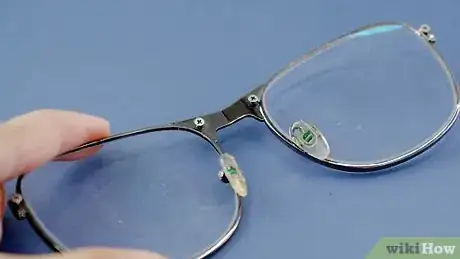 Imagen titulada Take Lenses Out of Glasses Step 1