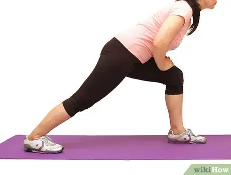 Imagen titulada Do Standing Hamstring Stretches Step 4