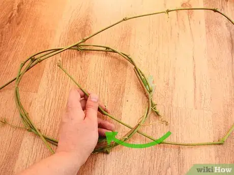 Imagen titulada Make a Grapevine Wreath Step 6