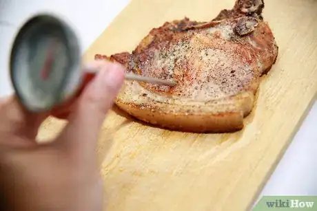 Imagen titulada Tell if Pork Chops Are Done Step 6