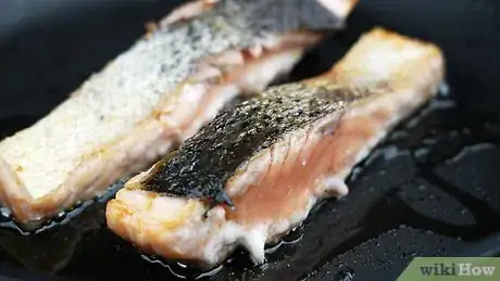 Imagen titulada Know if Fish Is Cooked Step 7