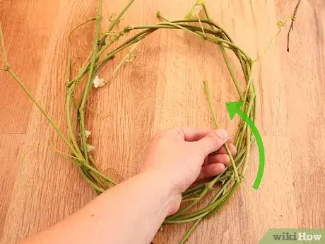 Imagen titulada Make a Grapevine Wreath Step 7