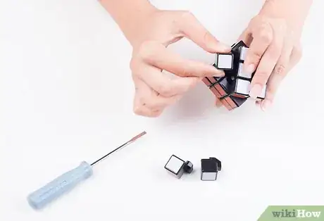 Imagen titulada Take Apart the Rubix Cube (3X3) Step 3