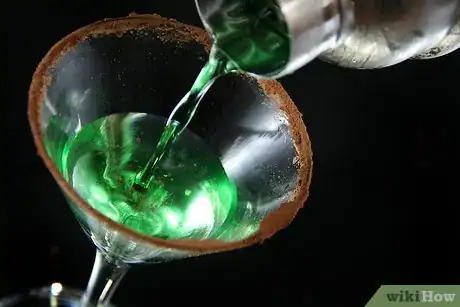 Imagen titulada Make a Chocolate Mint Martini Step 6