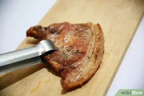 Imagen titulada Tell if Pork Chops Are Done Step 3