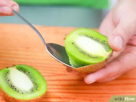 Imagen titulada Eat Kiwi Fruit Step 7