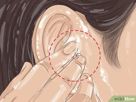 Imagen titulada Clean a Tragus Piercing Step 7