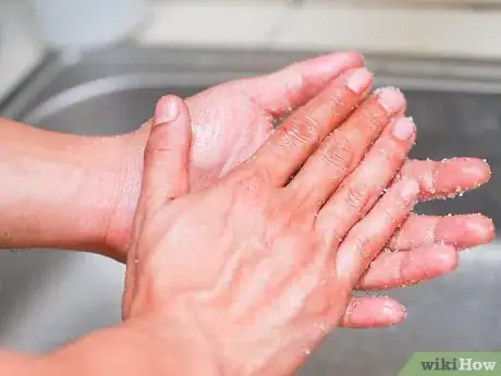 Imagen titulada Get Super Glue off of Your Hands with Salt Step 3