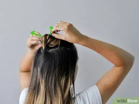 Imagen titulada Do a Half Up Top Knot Step 5