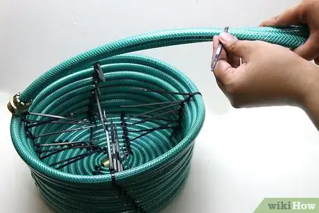 Imagen titulada Make a Basket from a Garden Hose Step 9