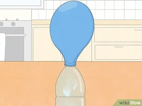 Imagen titulada Blow up a Balloon With Baking Soda and Vinegar Step 4