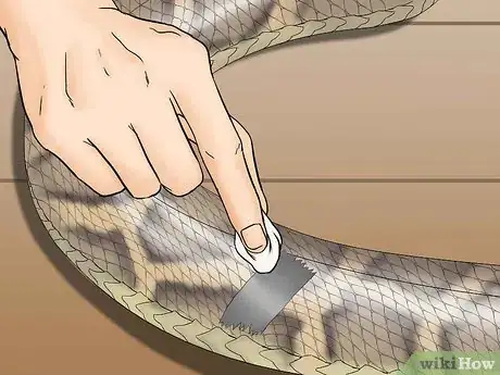 Imagen titulada Remove Duct Tape from a Snake Step 7